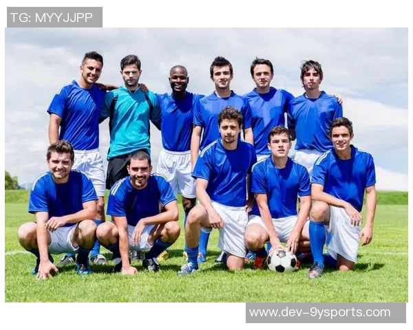 蓝色的足球队服展现团队精神与青春活力的完美结合 蓝色的足球队服展现团队精神与青春活力的完美结合